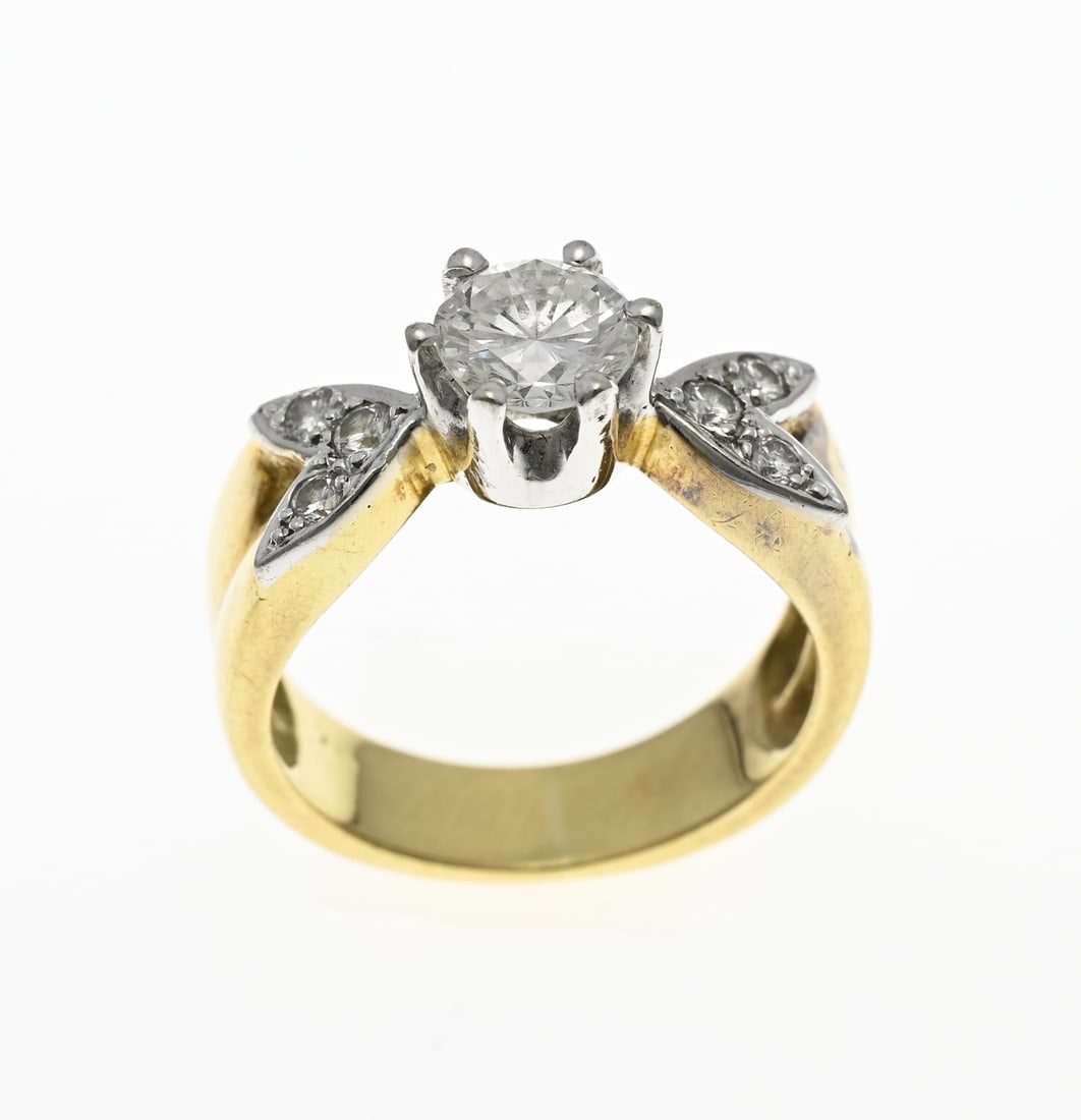 Gold solitaire ring with diamond: Yellow gold solitaire ring, 585/000, with diamond. Ring with a white gold chaton set with brilliant cut diamond, approx. 0.90 ct. The 2 white gold V-shaped end pieces on the band are set with 3
