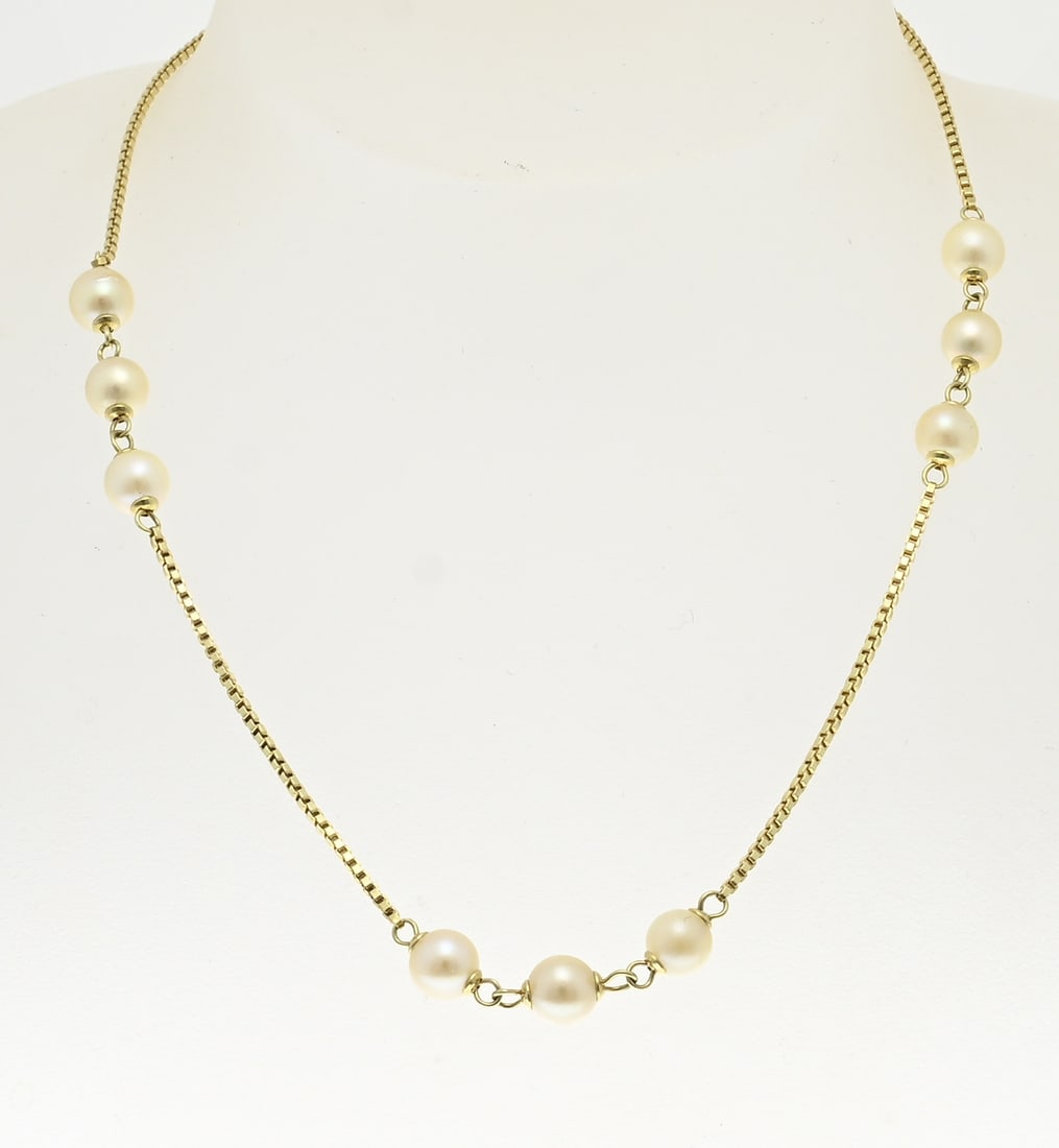 Golden necklace with pearls: Yellow gold necklace, 585/000, with pearls. Venetian necklace with 15 cultured pearls in between, ø6.5/7mm. length 47 cm. approx. 12.4 grams. In good condition.