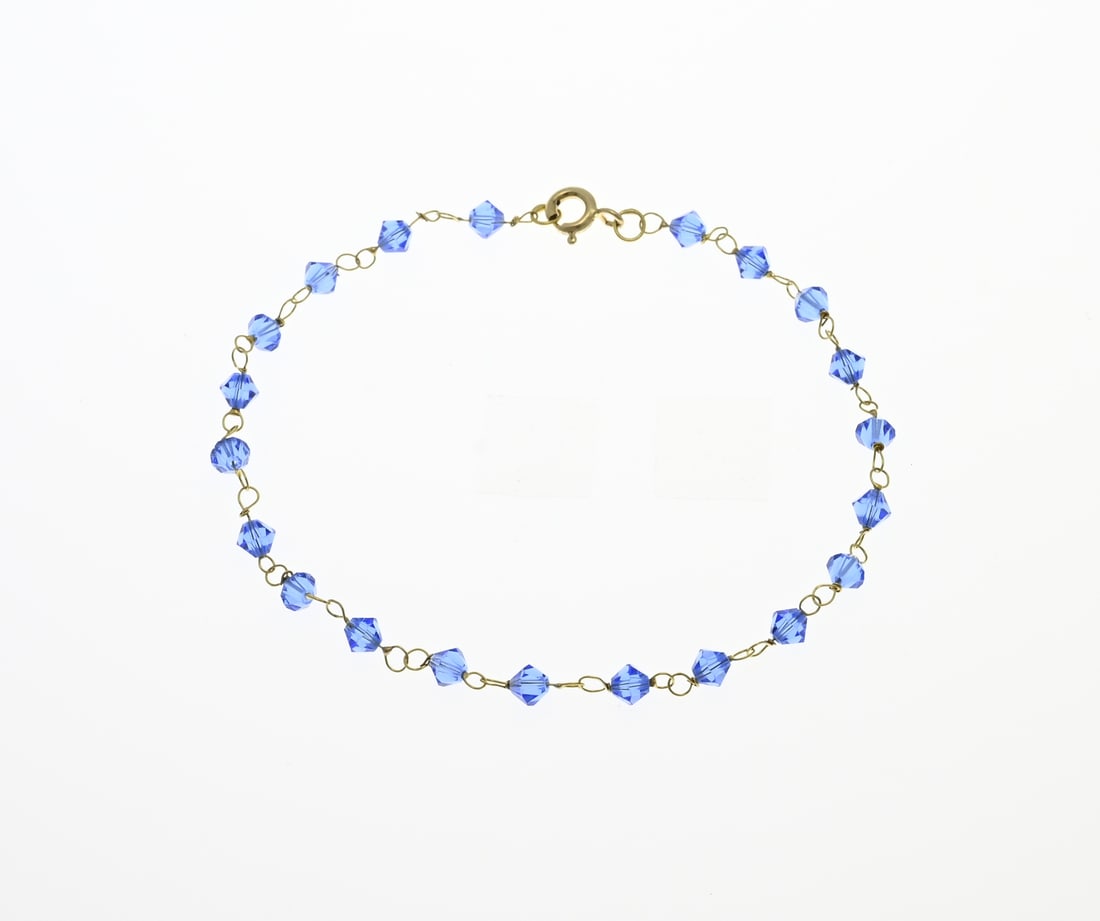 Gold bracelet with blue beads: Yellow gold bracelet, 585/000, with blue beads. Bracelet with blue polished beads connected by gold wire. With spring eye. Width 4 mm. Length 19.5 cm. approx. 2.2 grams. In very good condition.