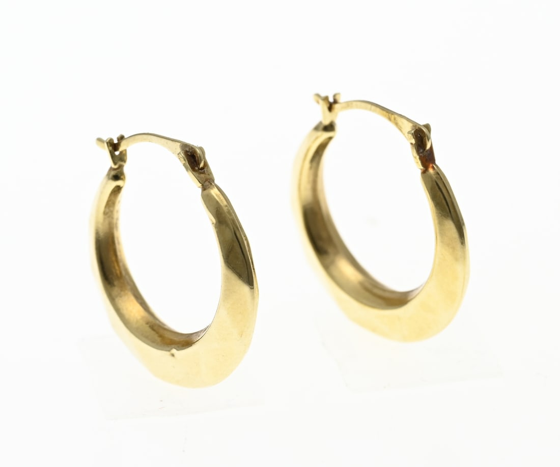Golden faceted hoop earrings: Yellow gold hoop earrings, 585/000, with a hinged plug. The hoop earrings taper in width and are provided with a facetted finish. ø 18 mm. Width 2-4 mm. Total approx. 0.9 grams. In good condition.