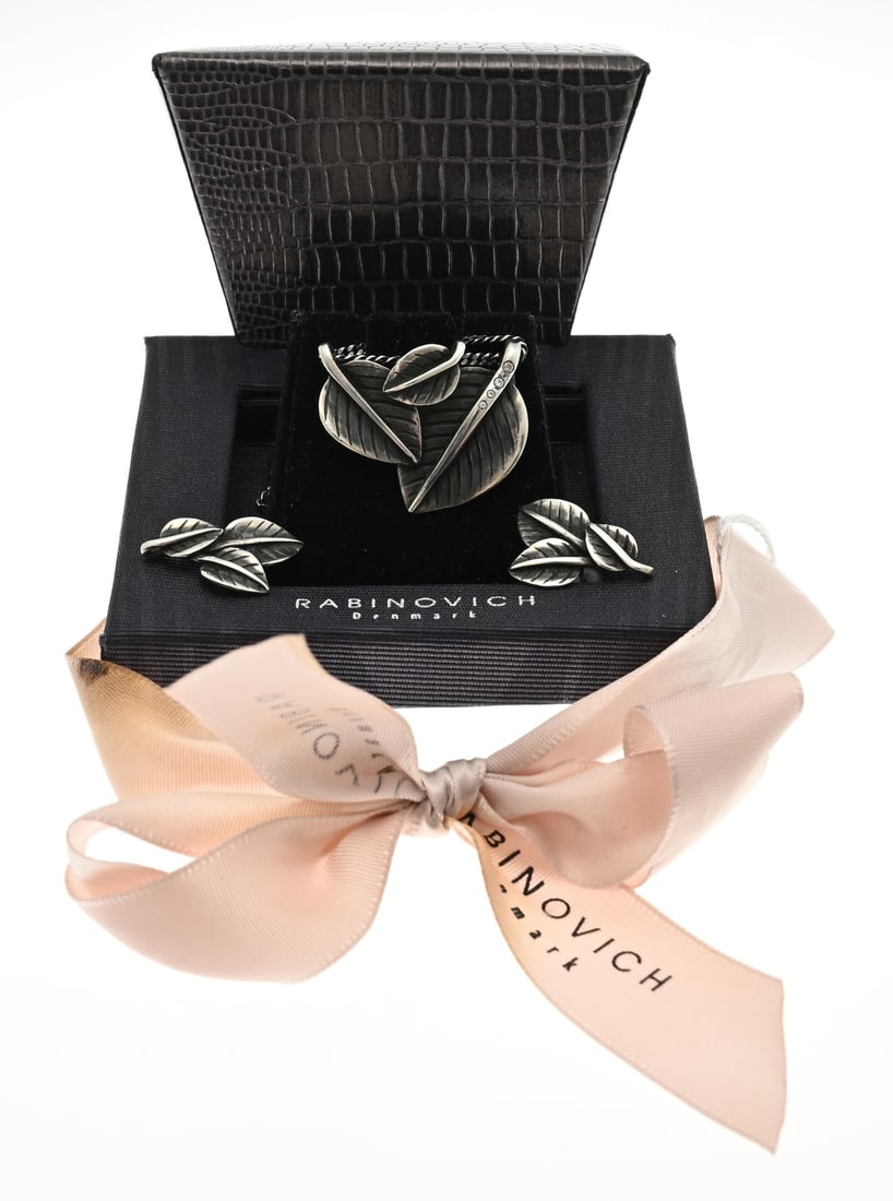 Silver necklace, pendant and earrings, Rabinovich: Silver choker and stud earrings, 925/000, marked: Rabinovich, Denmark. Gourmet necklace with a pendant with leaf elements set with 4 zirconias, size 24x28mm. And a pair of matching stud earrings with