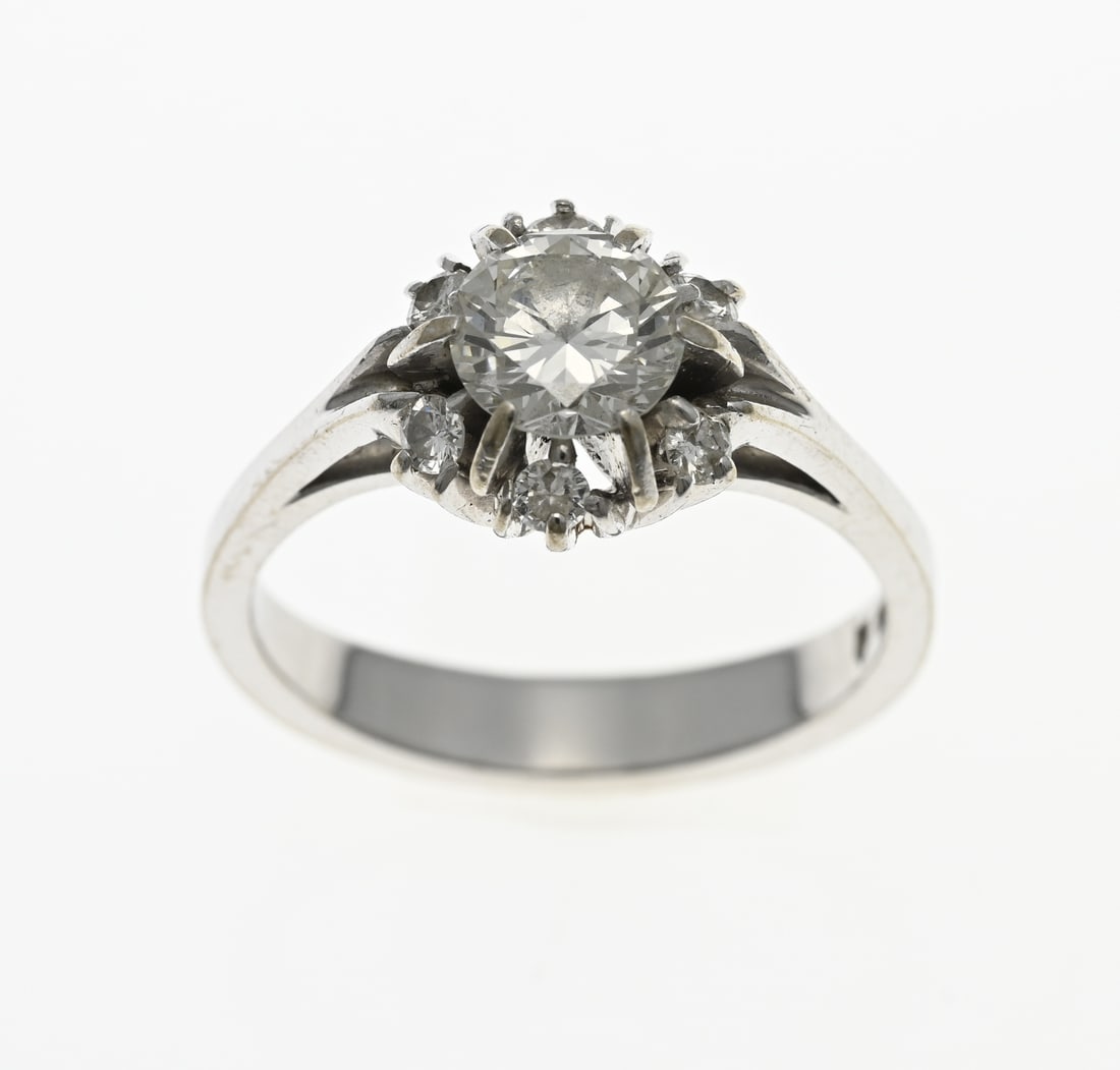 White gold rosette ring with diamond: Very beautiful white gold rosette ring, 750/000, with diamonds. Ring with a large mirror chaton set with a brilliant cut diamond, approx. 1.00 ct. VS/G. In the rim around the diamond are 6 brilliant
