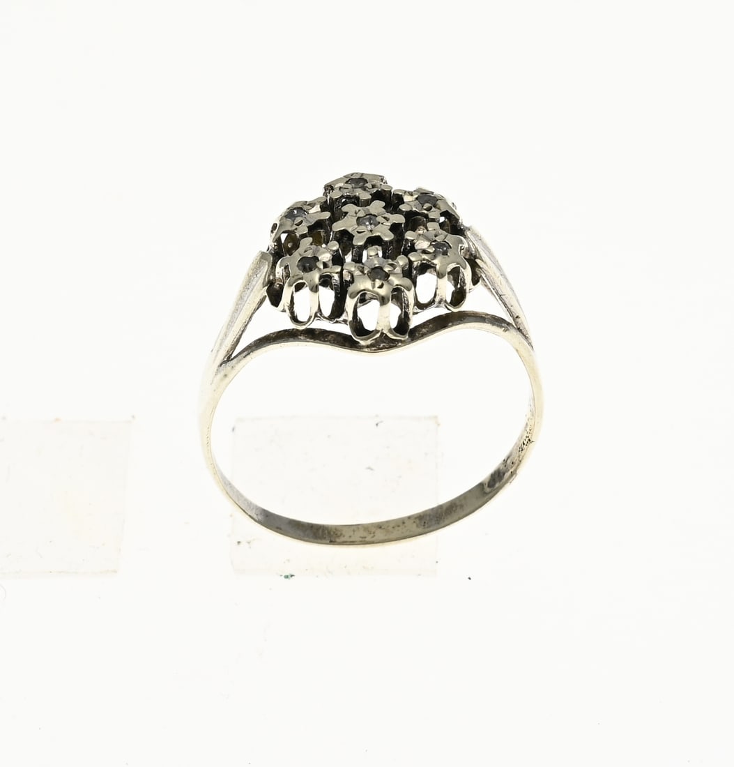 White gold ring with diamonds: White gold ring, 585/000, with a rosette set with 7 singlecut diamonds. ø head 11 mm. ø 56. approx. 2.1 grams. Clear signs of wear. Otherwise in good condition.