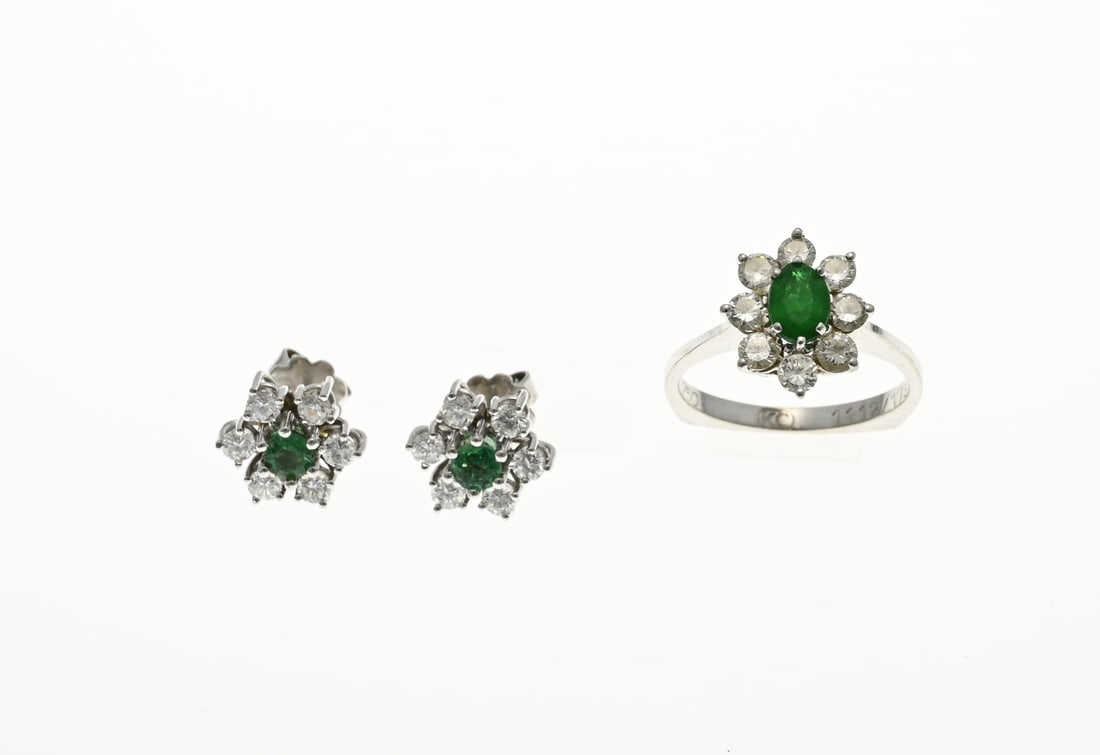 White gold ring and stud earrings with diamond and green stone: White gold ring and stud earrings, 750/000, with diamonds and green stone. Ring with an oval rosette, set in the middle with an oval faceted green stone and around it a border with 8 brilliant cut