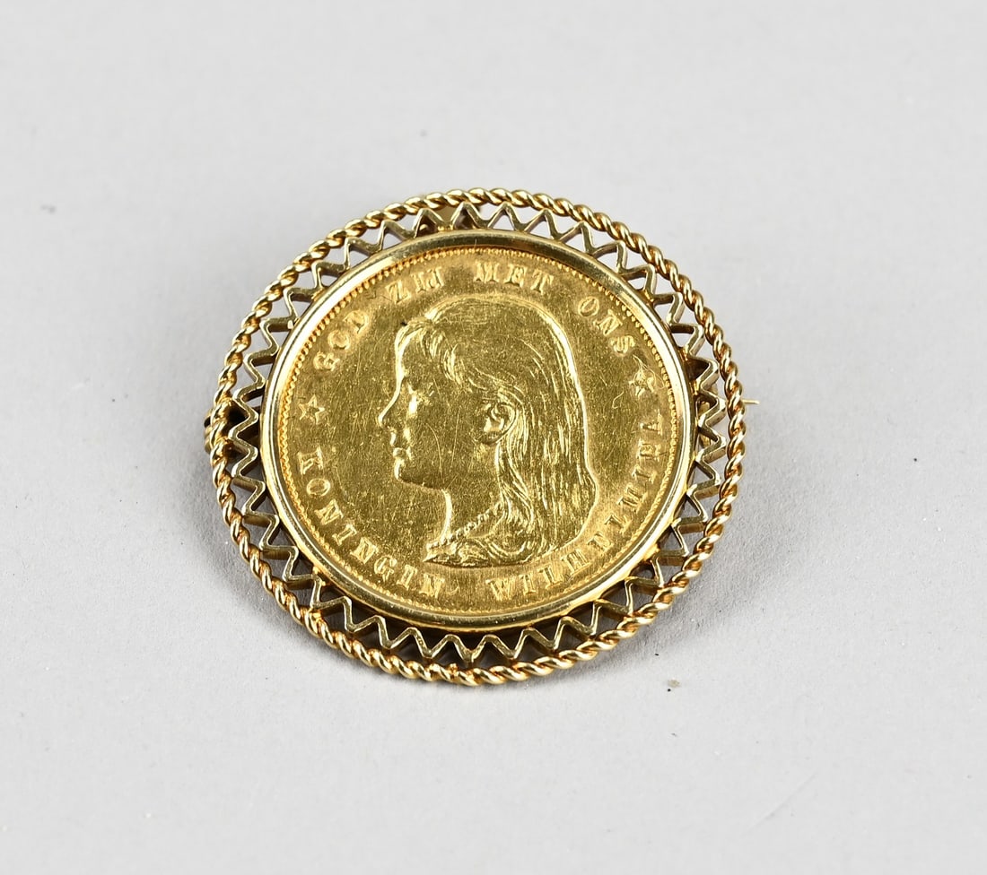 Yellow gold tenner in border: Gold tenner, fl 10,-, 1897, with a yellow gold openwork edge, to be worn as a pendant/brooch. ø 28.5 mm. approx. 10 grams. In good condition.