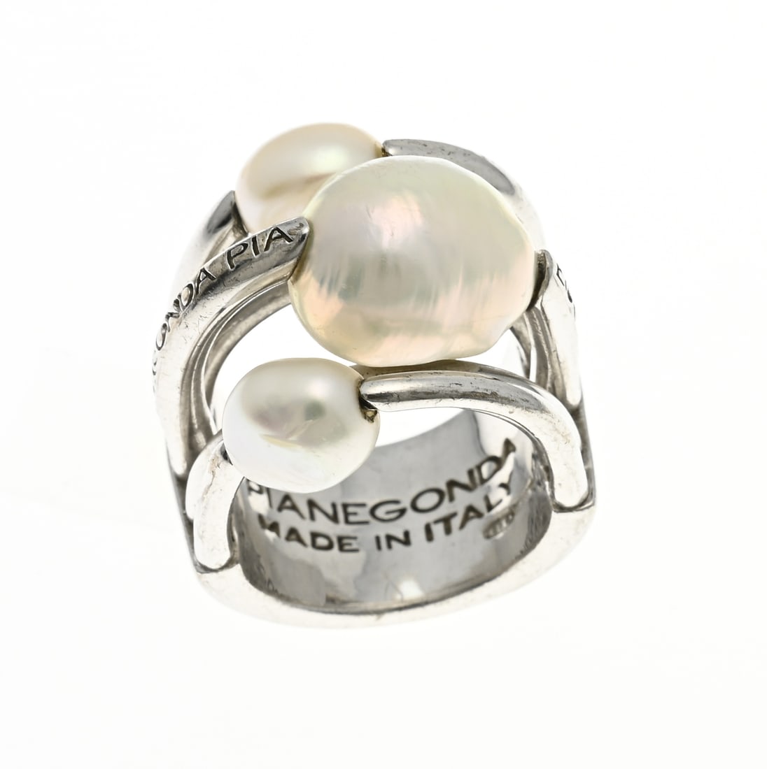 Silver design ring, Pianegonda: Silver design ring, 925/000, with pearls, marked: Pianegonda. Width 23 mm. ø54/55. approx. 24.7 grams. In good condition.