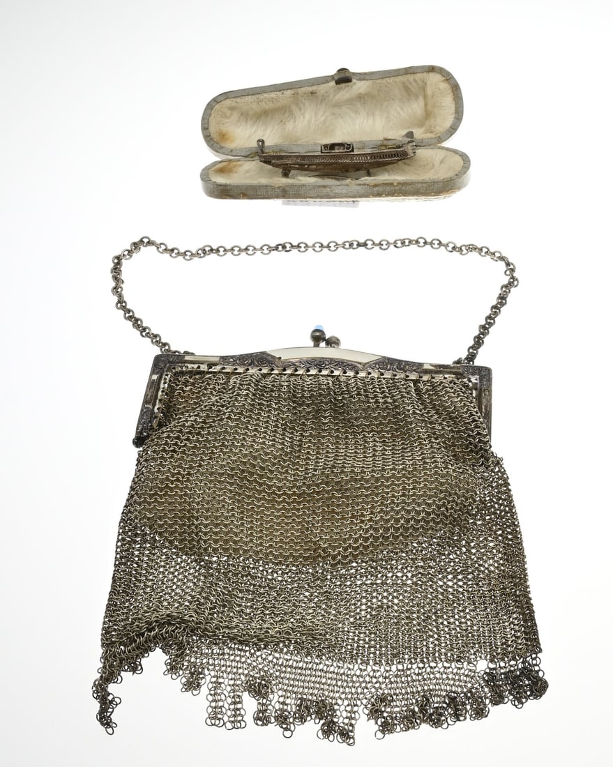 Brooch and bag: A silver brooch, made of filigree in the shape of a gondola or longtail boat. In a cassette. 53 mm. And a silverplated mail purse, Art Deco, with enamel and floral decoration. 10x13cm. In good