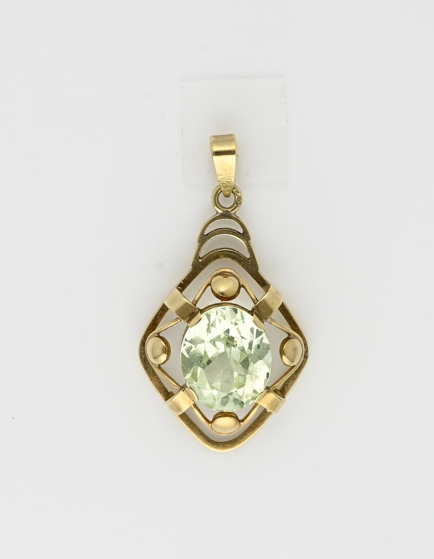 Gold pendant with light golden stone: Yellow gold pendant, 585/000, with green stone. Diamond-shaped openwork pendant with an oval faceted light green stone in the middle. Size 37x20mm. approx. 3.5 grams. In good condition.
