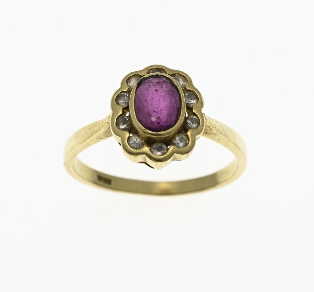 Gold rosette ring with ruby and diamond: Yellow gold rosette ring, 585/000, with ruby and diamonds. Ring with a rosette with smooth setting provided with an oval facetted ruby and 10 brilliant cut diamonds, total approx. 0.30 ct. Size head