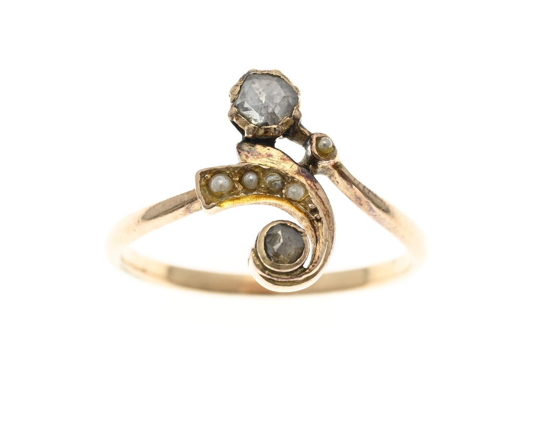 Gold ring old diamond: Yellow gold ring, 585/000, with diamonds. Ring with a strike containing 5 small seed pearls and 2 diamonds with a ball wing cut. Width ring 13 mm. ø 53. approx. 1.8 grams. In good condition.