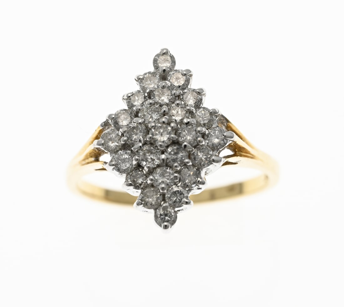 Gold ring with diamond: Elegant gold ring, 585/000, with diamond. Ring with a white gold diamond-shaped rosette set with 25 brilliant cut diamonds, approx. 0.50 crt. P/W. ø 55, approx. 3.6 grams. In good condition.