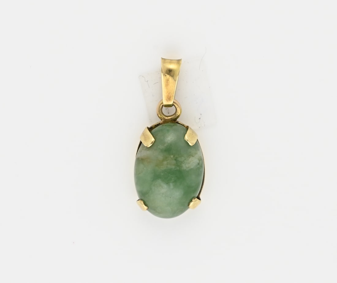Gold pendant with jade: Yellow gold pendant, 585/000, with jade. Pendant with an oval setting with 4 legs and an oval cabochon cut jade stone. 12x27 mm. including eye. 3.9 grams. In good condition.