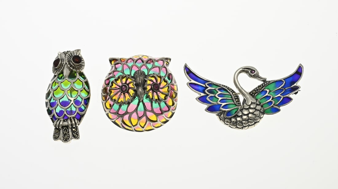 3 Silver brooches with enamel: Three silver brooches, 925/000, with enamel, ruby and marcasite. Brooch in the shape of an owl, can also be worn as a pendant, an owl head and a swan. New. Total approx. 23.2 grams. 30-42 mm.