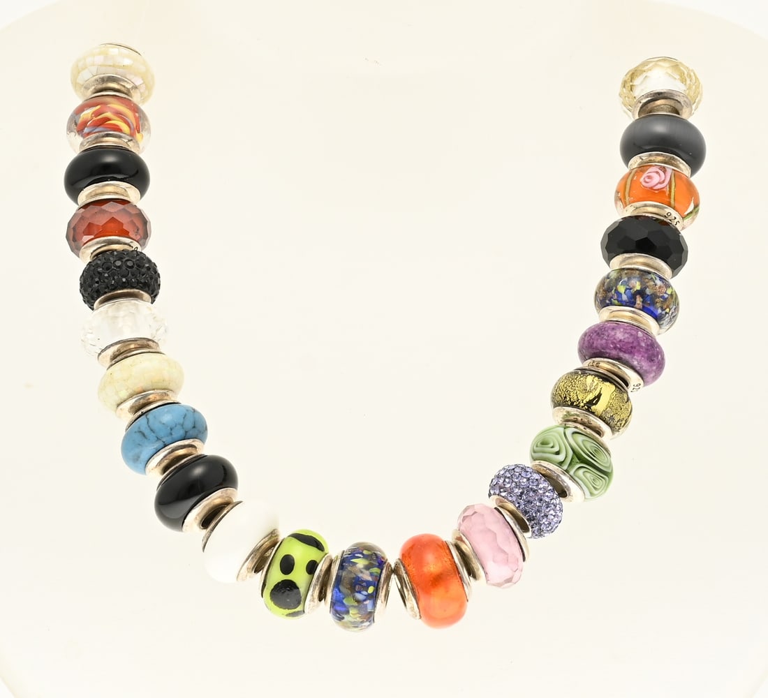 Lot of beads with silver and glass: Lot with 23 silver beads with glass. Various colours and various finishes. ø 13.5/14 mm. Fits Pandora. In very good condition.