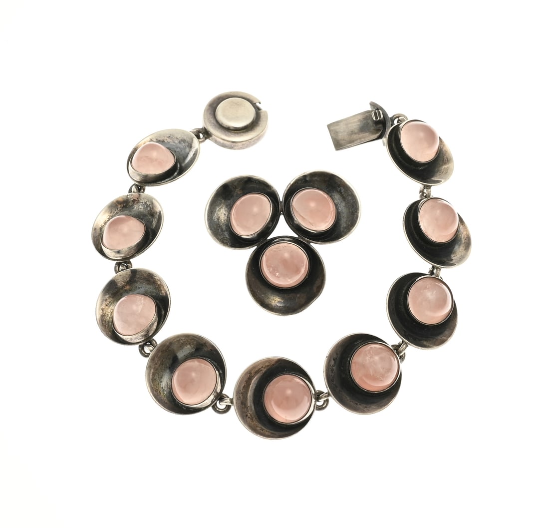 Silver bracelet and brooch with rose quartz: Silver bracelet with brooch, 925/000, with rose quartz. Bracelet and brooch with round hollow elements set with a round cabochon cut rose quartz. Width bracelet 17 mm. Length 18 cm. Size brooch