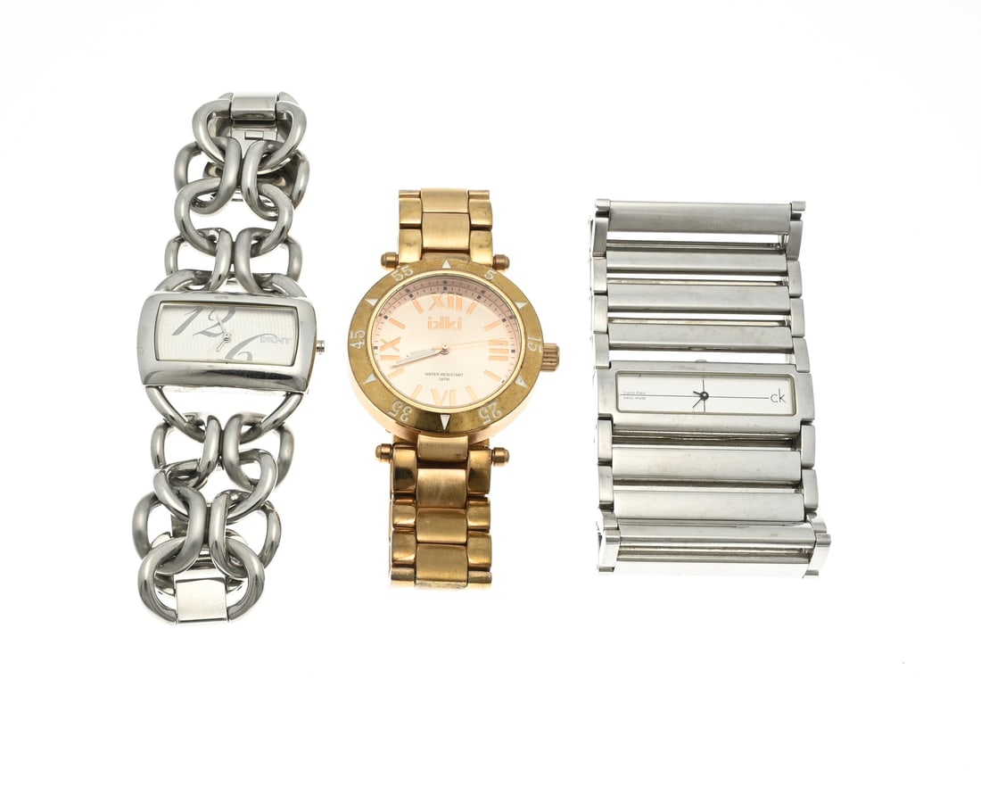 3 Watches: Lot with 3 watches, quartz with a wide narrow steel model, Calvin Klein, a steel model with a figure eight strap, DKNY, and a rose steel watch with a round case IKKI. In good condition.