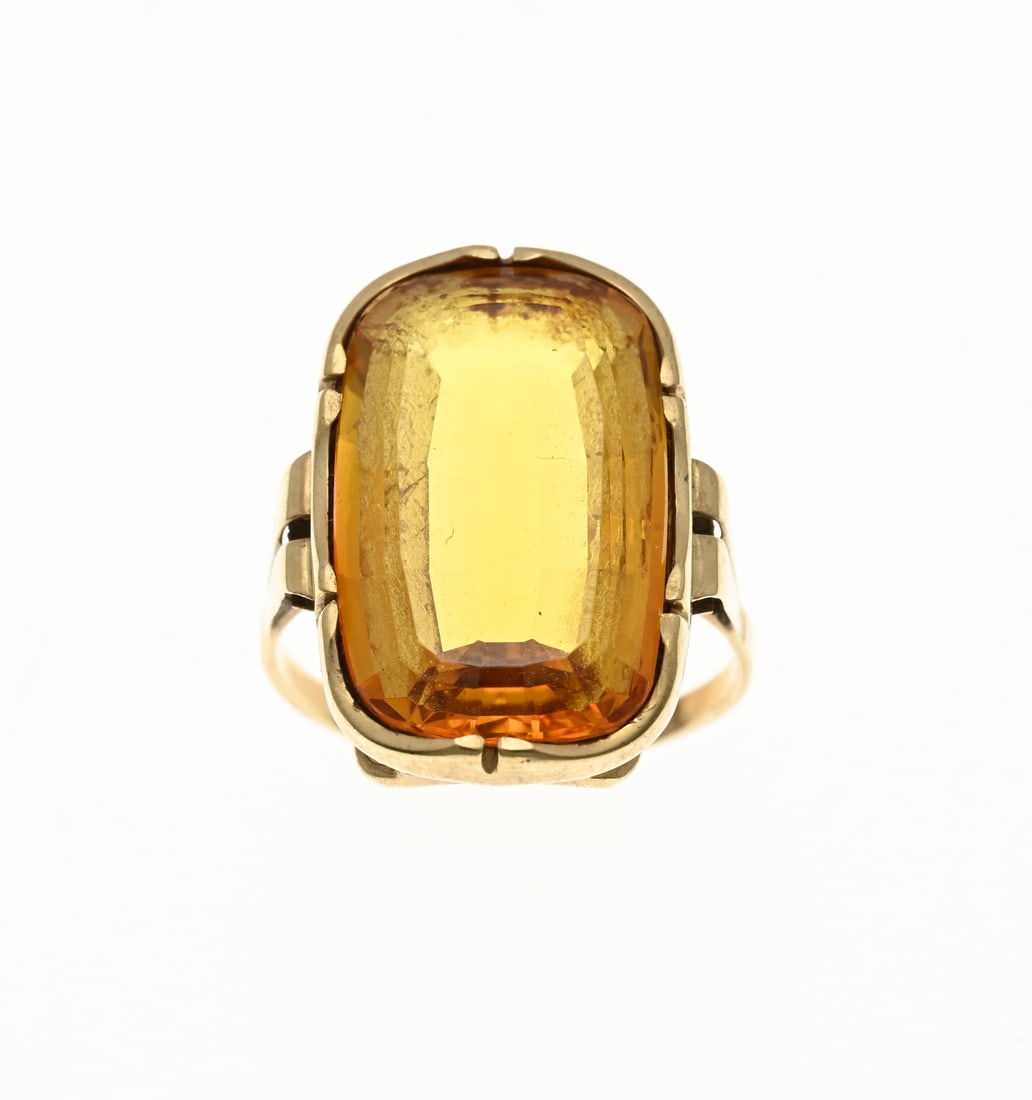 Gold ring with citrine: Yellow gold ring, 585/000, with citrine. Ring with an oval faceted citrine stone, set in an elegant smooth setting. Size of head 22x14mm. ø56. approx. 6.8 grams. In good condition.