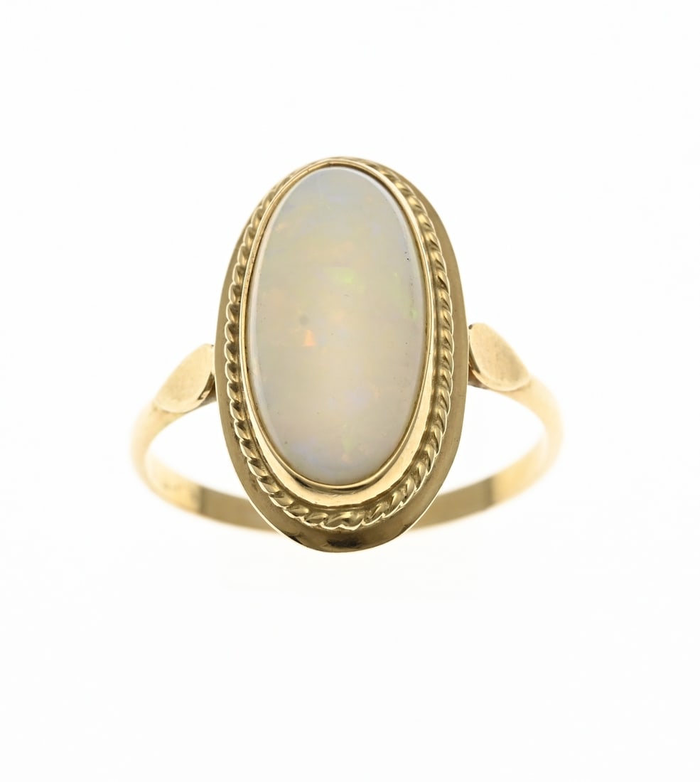 Gold ring with white opal: Yellow gold ring, 585/000, with white opal. Ring with an oval setting with a twisted gold edge and set with an oval white opal with a cabochon cut. Size of head 19x10 mm. ø 55. approx. 3.0 grams. In