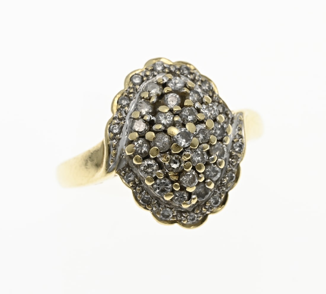 Large oval rosette ring with diamond: Large oval rosette ring, 585/000, with diamond. Ring with an oval rosette with brilliant cut diamonds, 1 singlecut diamond and 1 zirconia. Width head 17 mm. ø54. approx. 5.0 grams. In good condition.