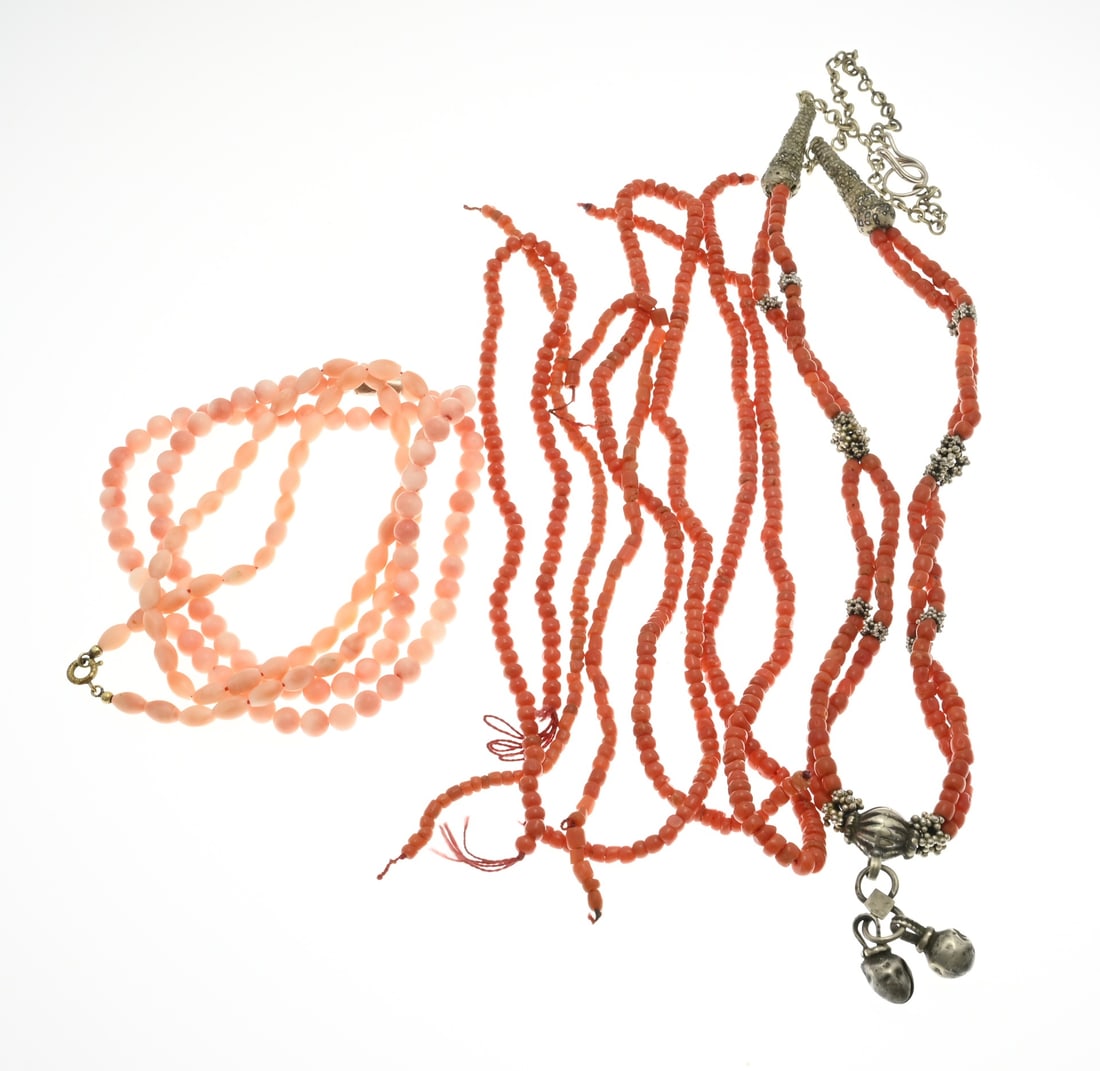 Lot of blood corals, round: Lot blood corals with necklaces with angel skin coral, 5 loose strings and a necklace with metal elements. approx. 95.6 grams. In good condition.