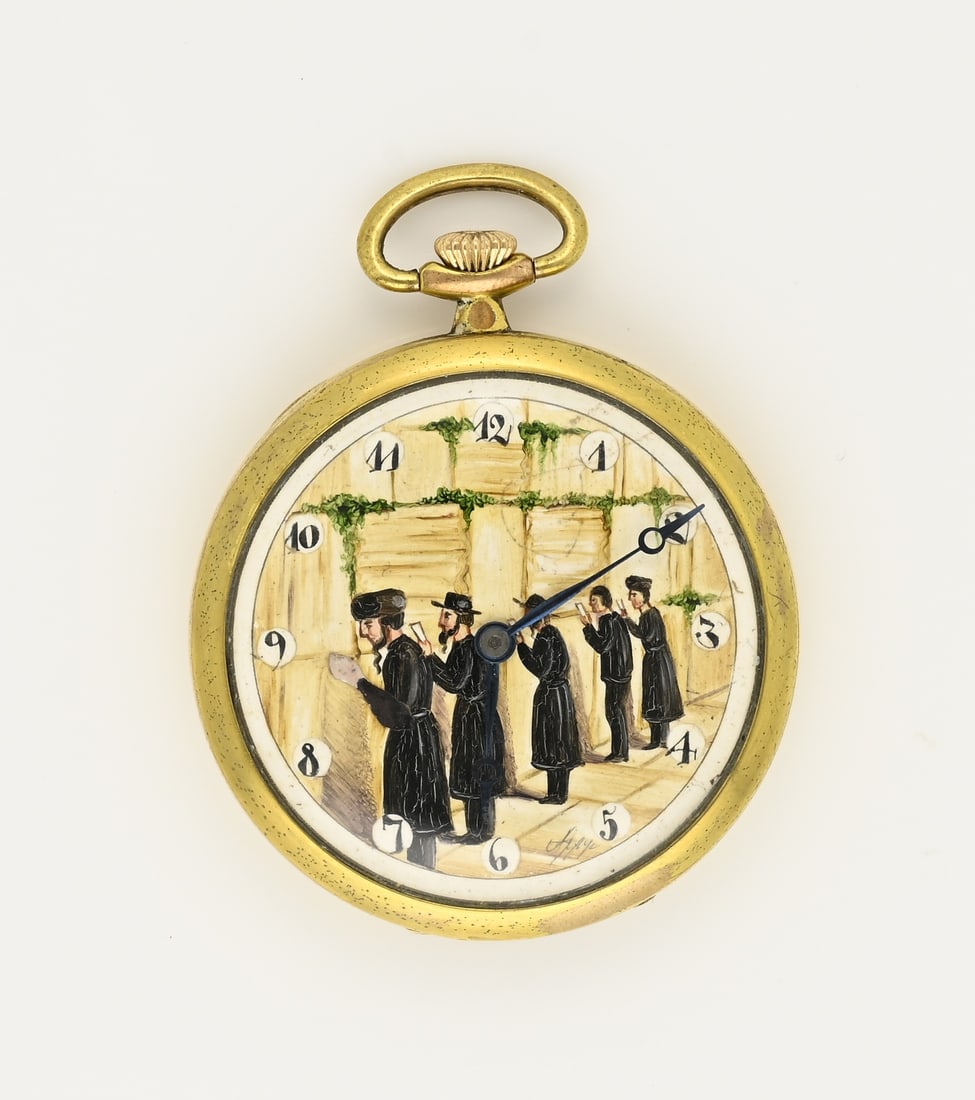 Pocket watch (wailing wall): Gold filled pocket watch with a painting on the dial of men in front of the wailing wall. Mechanical, working. ø 48 mm. In good condition.