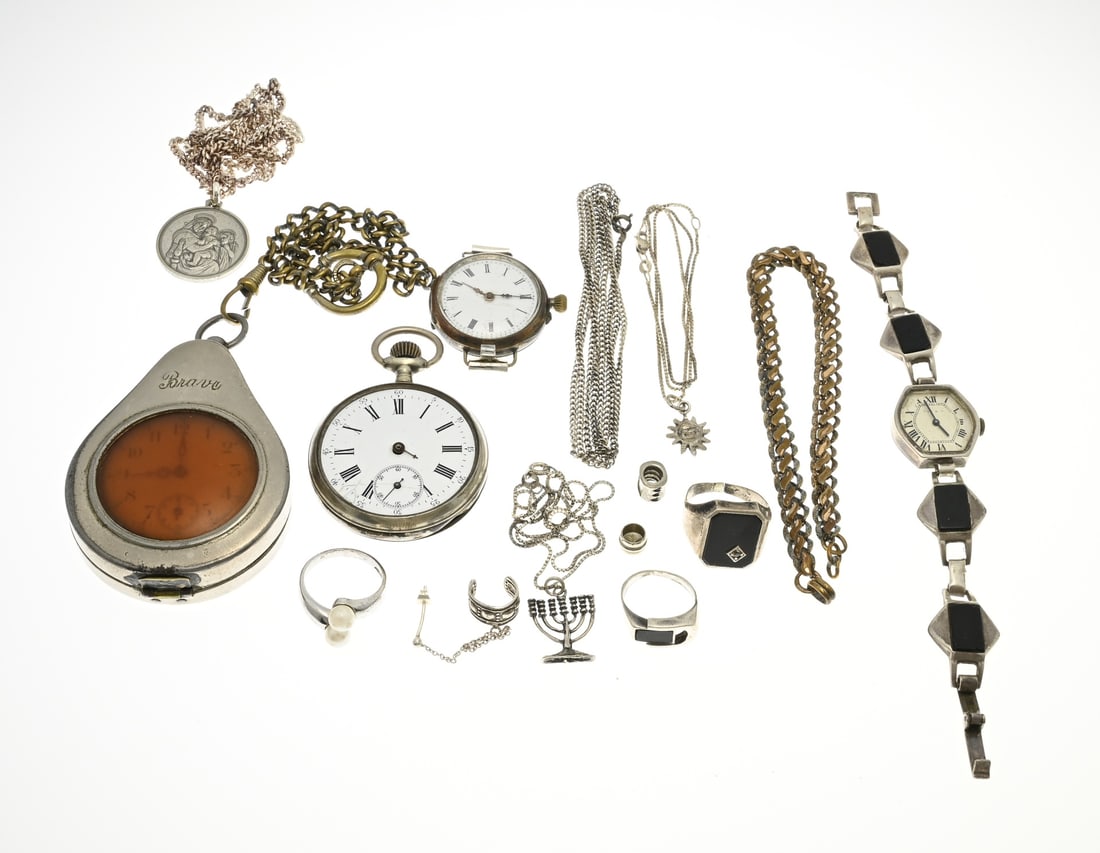 Lot of jewelry and pocket watches: Lot of jewelry and watches, with 3 silver pocket watches, one in a metal protective case and base metal watch chains. 3 silver rings, a ladies watch with onyx and 3 necklaces. Various grades. And a