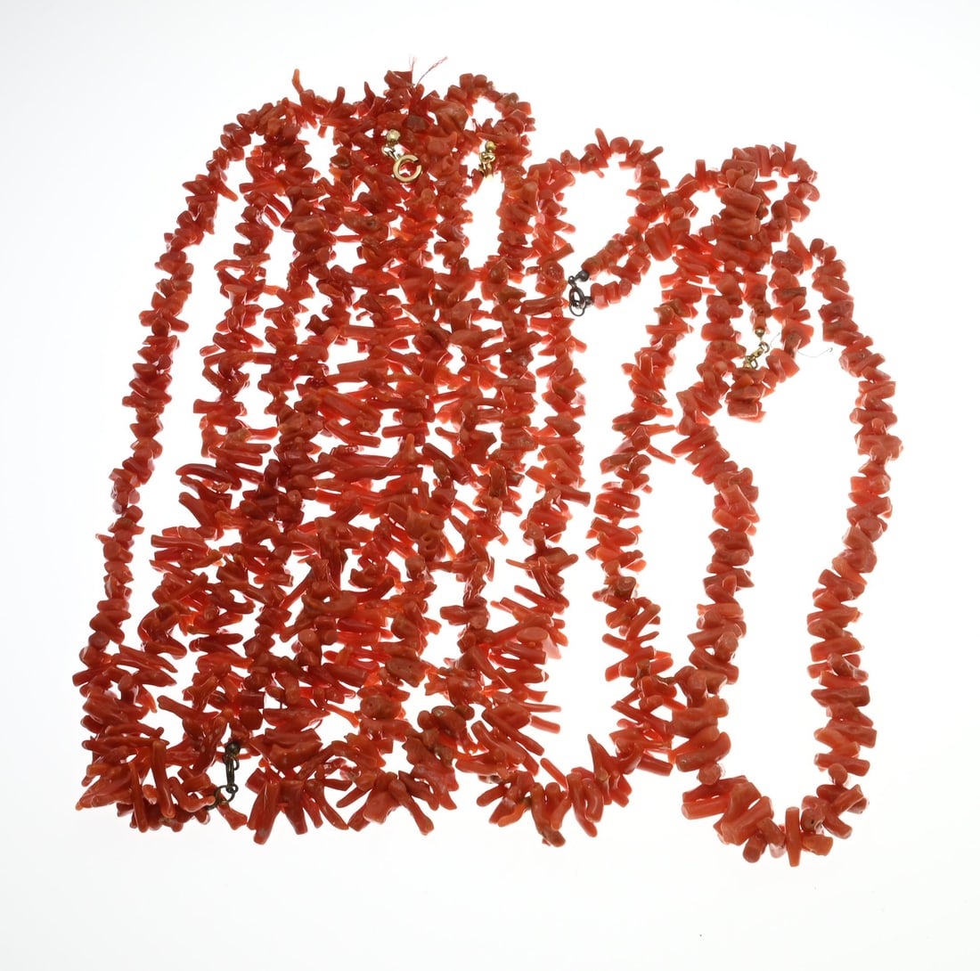Lot of blood coral branches: lot of blood corals with branches, 4 strings. total approx. 174 grams. In good condition.