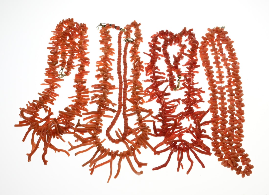 Lot of blood coral branches: Lot blood corals with branches in various lengths. 4 strings. approx. 135 grams. In good condition.
