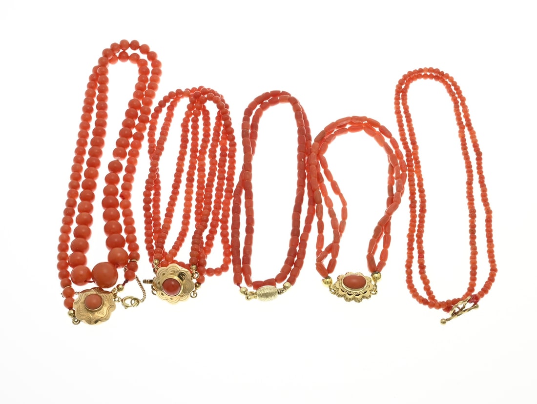 Lot necklace with blood coral and gold clasp: Four necklaces and a bracelet with blood corals and a gold clasp, 585/000. Necklace with small beads, ø 2.8 mm. with a gold capitol stick, a necklace with 2 rows of round blood corals, ø 3.1 mm.