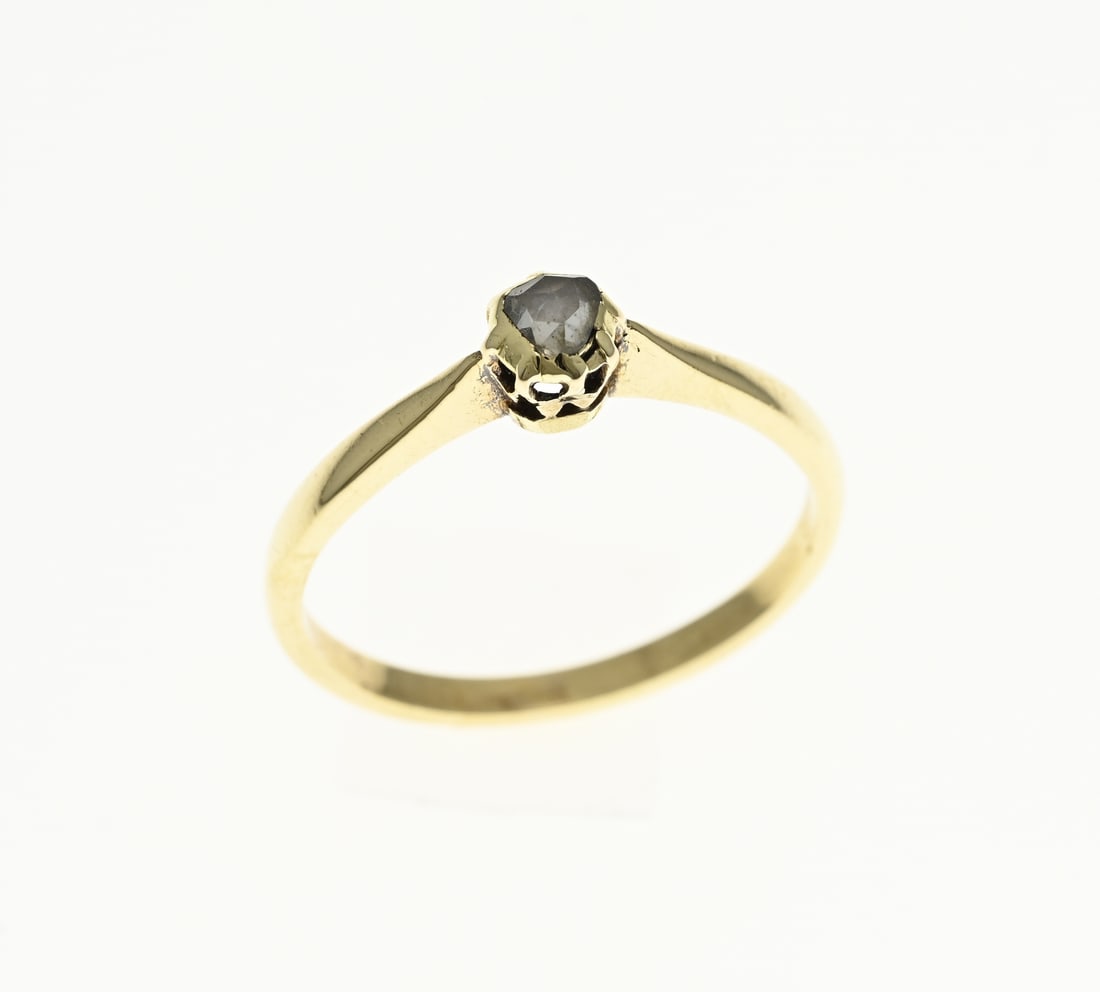 Gold ring with rose diamond: Yellow gold ring, 585/000, with a rose cut diamond. A solitaire ring with a yellow gold setting set with a rose cut diamond. Width head 5 mm. ø 57. approx. 2.6 grams. In good condition.