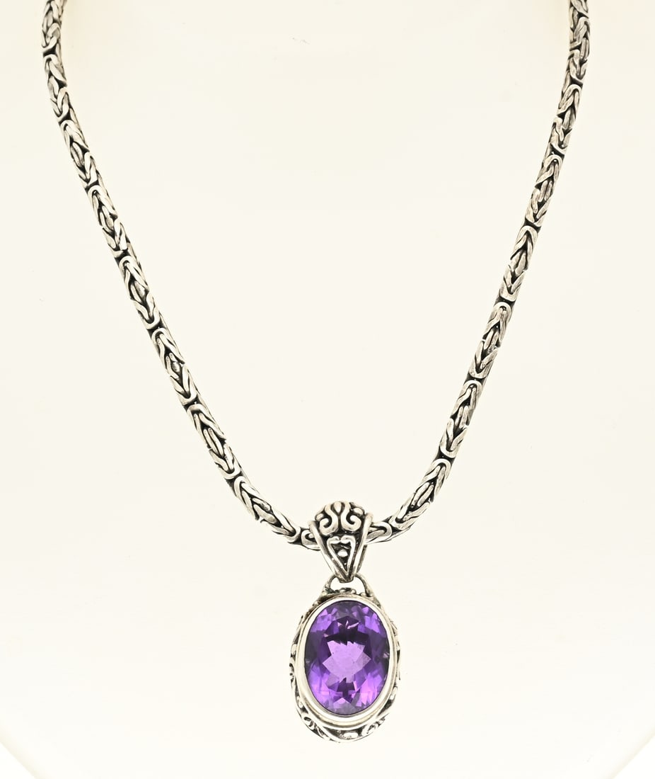Silver necklace and pendant with purple stone: Silver necklace with pendant, 925/000, with a purple stone. Round king necklace, ø 3mm. with a heavy silver pendant with floral decoration and a purple faceted stone. Length 51 cm. Pendant size