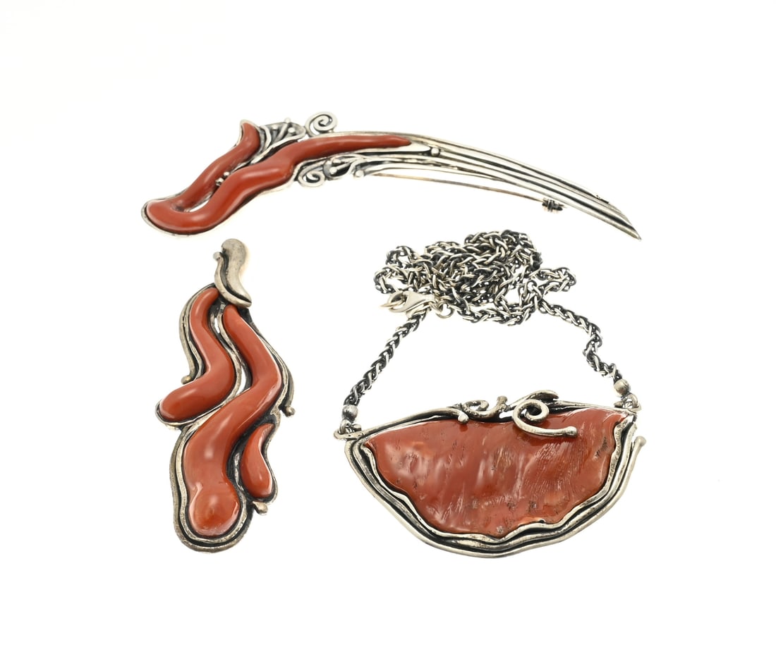 Set of silver jewelry Art Nouveau style (coral): Set of silver jewelry, 925/000, Art Nouveau style with coral. A choker with a semi-circular element with coral, an elongated organic pendant with 3 corals and a matching brooch with coral. 48 cm.