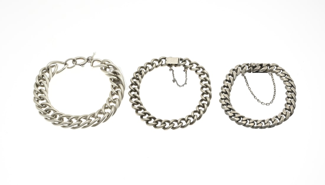 Lot of silver bracelets, 3x: Lot with 3 silver bracelets, a bracelet, 800/000, with ball gourmet links with box clasp and safety, width 9.5 mm. A bracelet with flat gourmet links with box clasp and safety, 800/000. Width 9.3 mm.