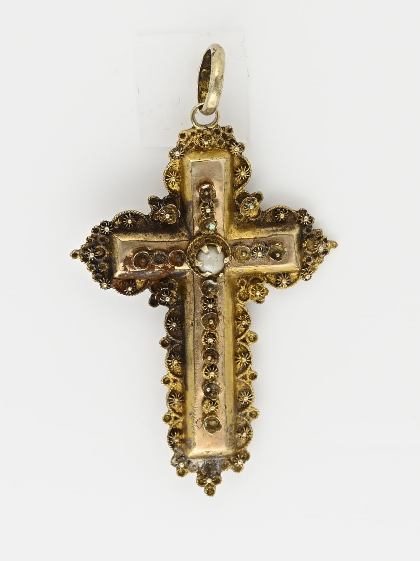 Golden cross with pearl: Yellow gold cross, 585/000, decorated with floral and button decoration. in the middle provided with a pearl. Size 50x29mm. including eye. approx. 1.9 grams. In good condition.