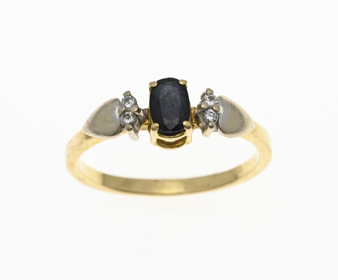Gold ring with sapphire and diamond: Yellow gold ring, 750/000, with sapphire and diamond. Ring with an oval faceted sapphire in the middle in a four-prong chaton and decorated on both sides with 2 brilliant cut diamonds, total approx.