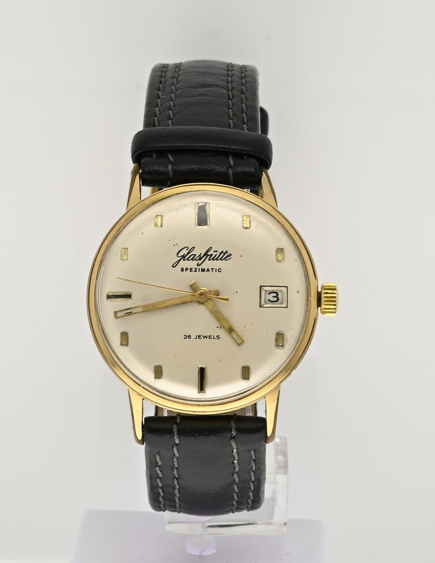 Glashutte machine: Vintage Glashutte watch, automatic, stainless steel with gold plating, 20 micron. The watch has a cream-coloured dial with date display. ø case 34 mm. 199279. The watch has a black leather strap.