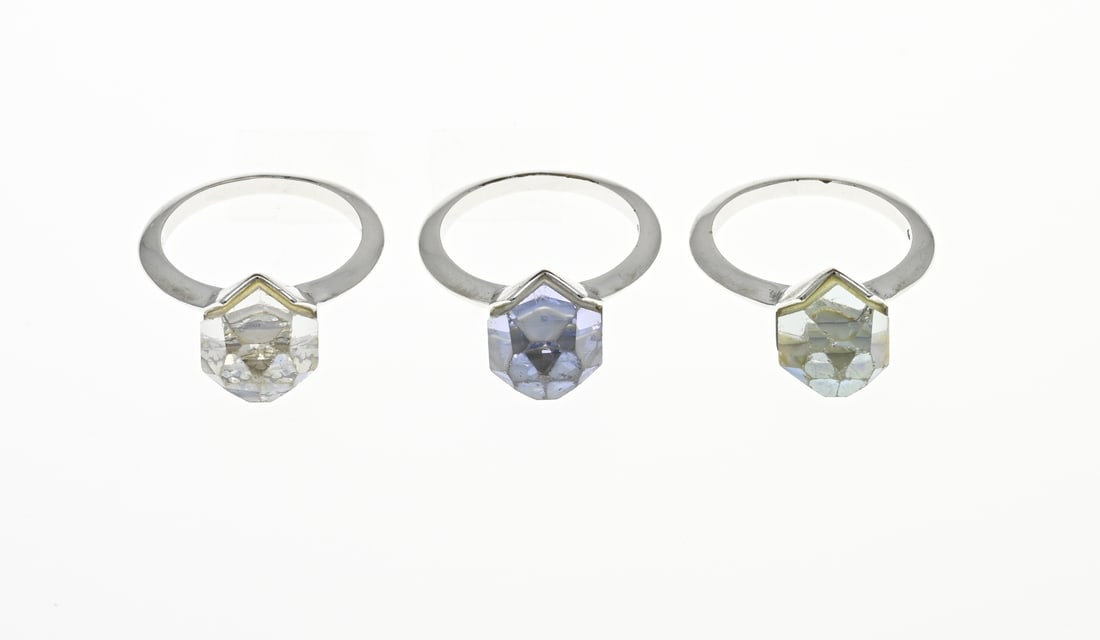3 Swarovski rings: Three Swarovski rings with a cut crystal. The crystals all have a slightly tinted color. ø 55. In good condition.