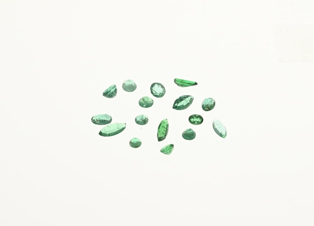 Lot of emerald stones: Lot with various emerald stones, 5 marquise-shaped faceted stones, 4 oval faceted stones, and 7 round faceted emerald stones. ø 2.6-3.6mm. In good condition