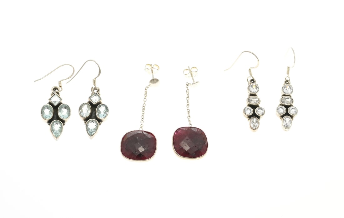 3 Pairs of silver earrings: Three pairs of silver earrings, 925/000, one pair of earrings with an ear hook and a pendant with 4 light blue stones, one pair of earrings with ear hooks and a pendant with 5 zirconias and a pair of