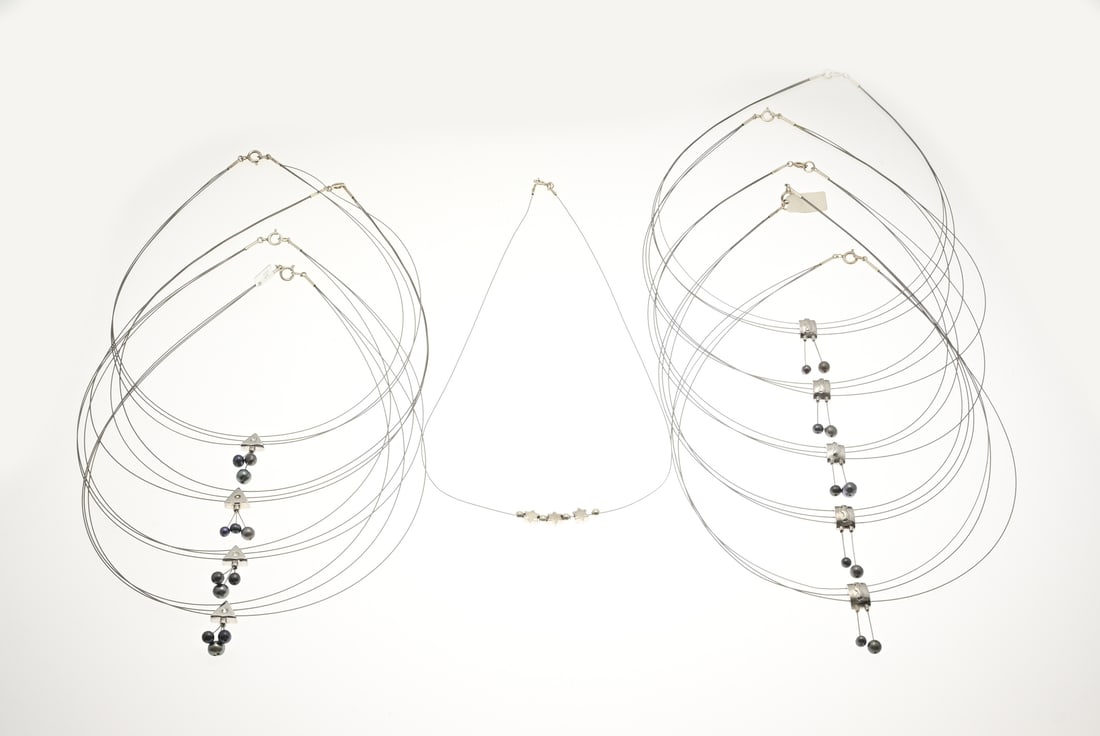 Chokers with silver and pearl: Lot of 10 chokers with silver, 925/000, a choker with a single wire and in the middle silver elements with stars and balls, 4 chokers with multiple wires and in the middle decorated with a triangular