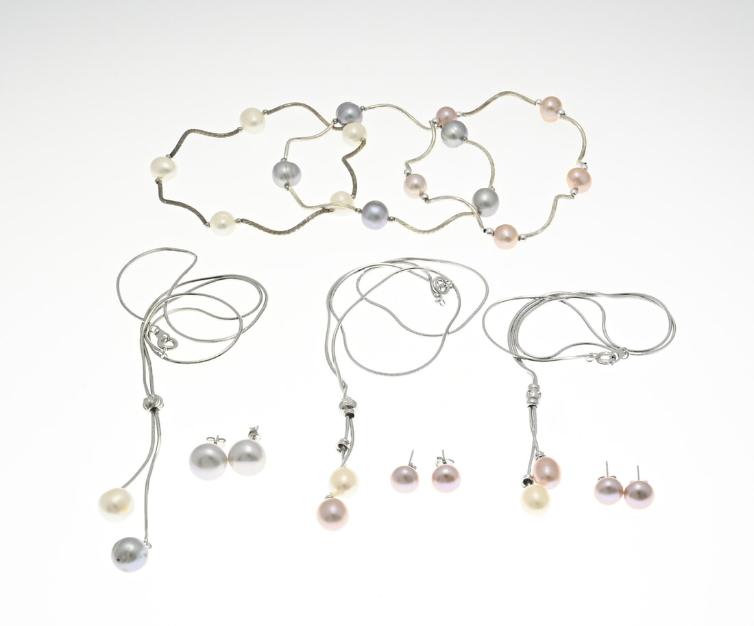 3 Sets with silver and pearls: Three sets of silver and freshwater pearls, 925/000, with 3 Y-necklaces, 3 bracelets on elastic and 3 pairs of ear studs with pearls, multicolour. Total approx. 40.7 grams. New