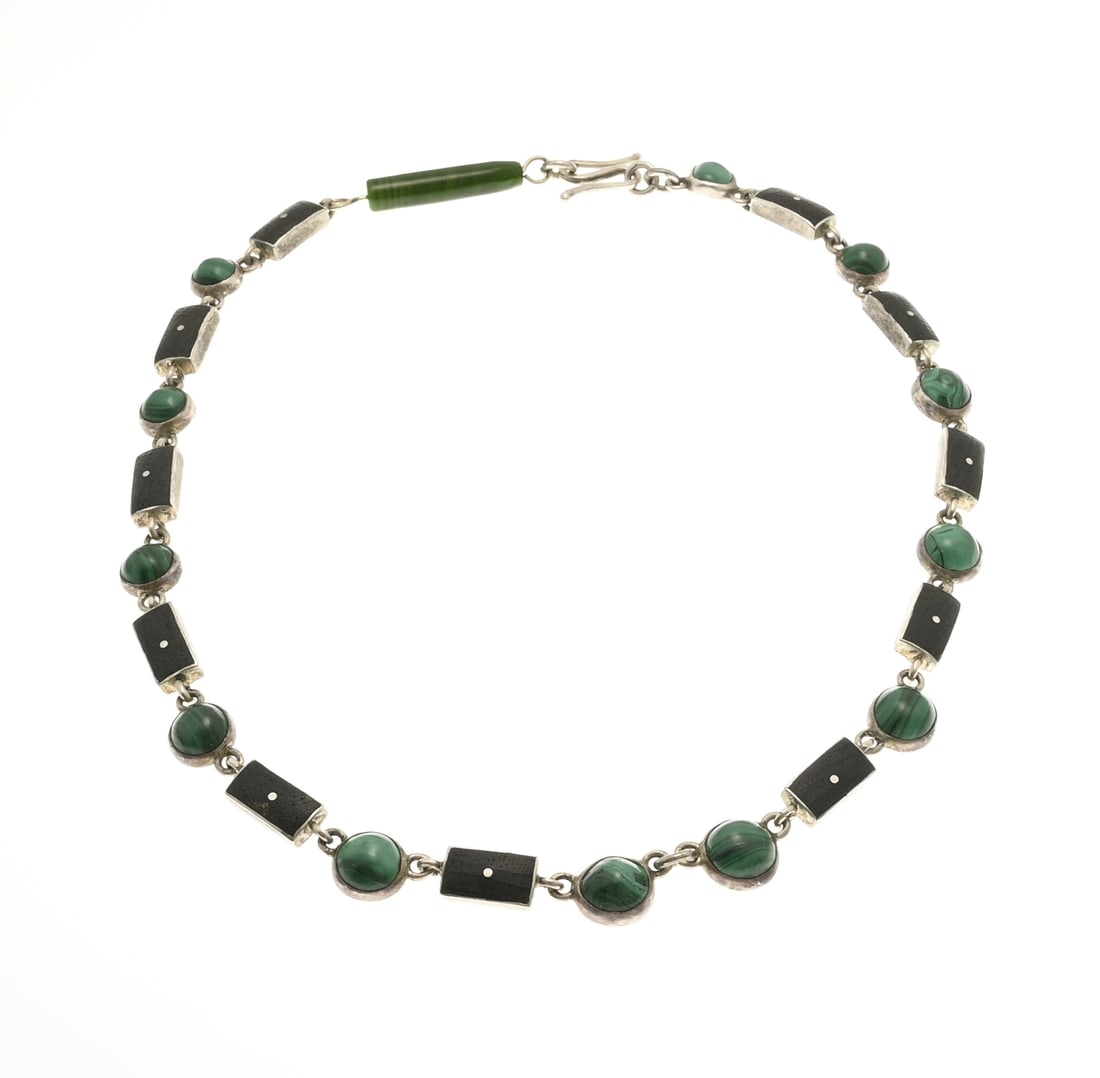 Silver necklace with malachite: Silver necklace, 800/000, with malachite and lava stone. Necklace with round elements with malachite stones and rectangular elements with lava stones. With a hook closure and a bar with jade. Width 11