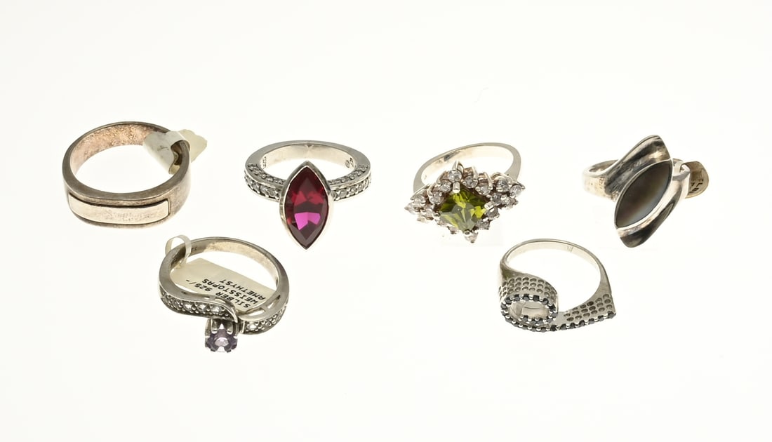Lot of 6 silver rings: Lot with six silver rings, 925/000, with zirconia, white topaz, amethyst and mother of pearl. Total approx. 40 grams. New.