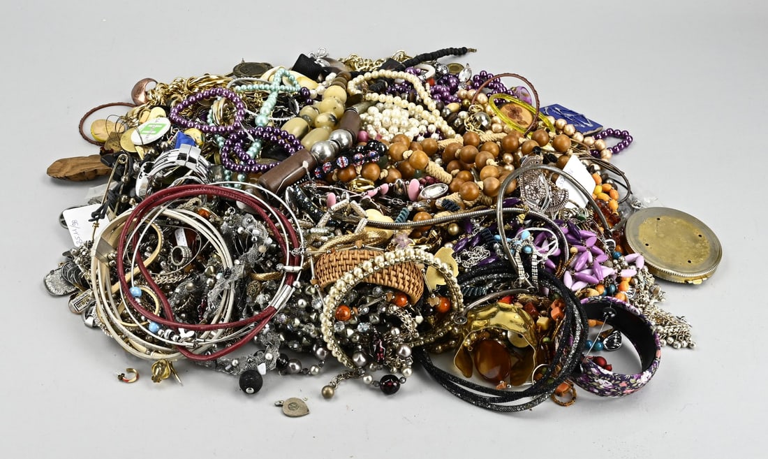 Lot of miscellaneous jewelry: Large lot with various jewelry, including necklaces, bracelets, brooches, religious pendants and various anklets with bells.