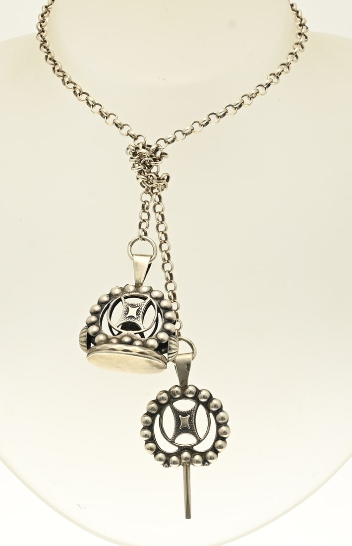 Silver necklace with signets: Silver necklace with 2 signets, 833/000. Fine jasseron necklace with a key and a signet at the ends. length 80 cm. approx. 30.5 grams. In good condition.