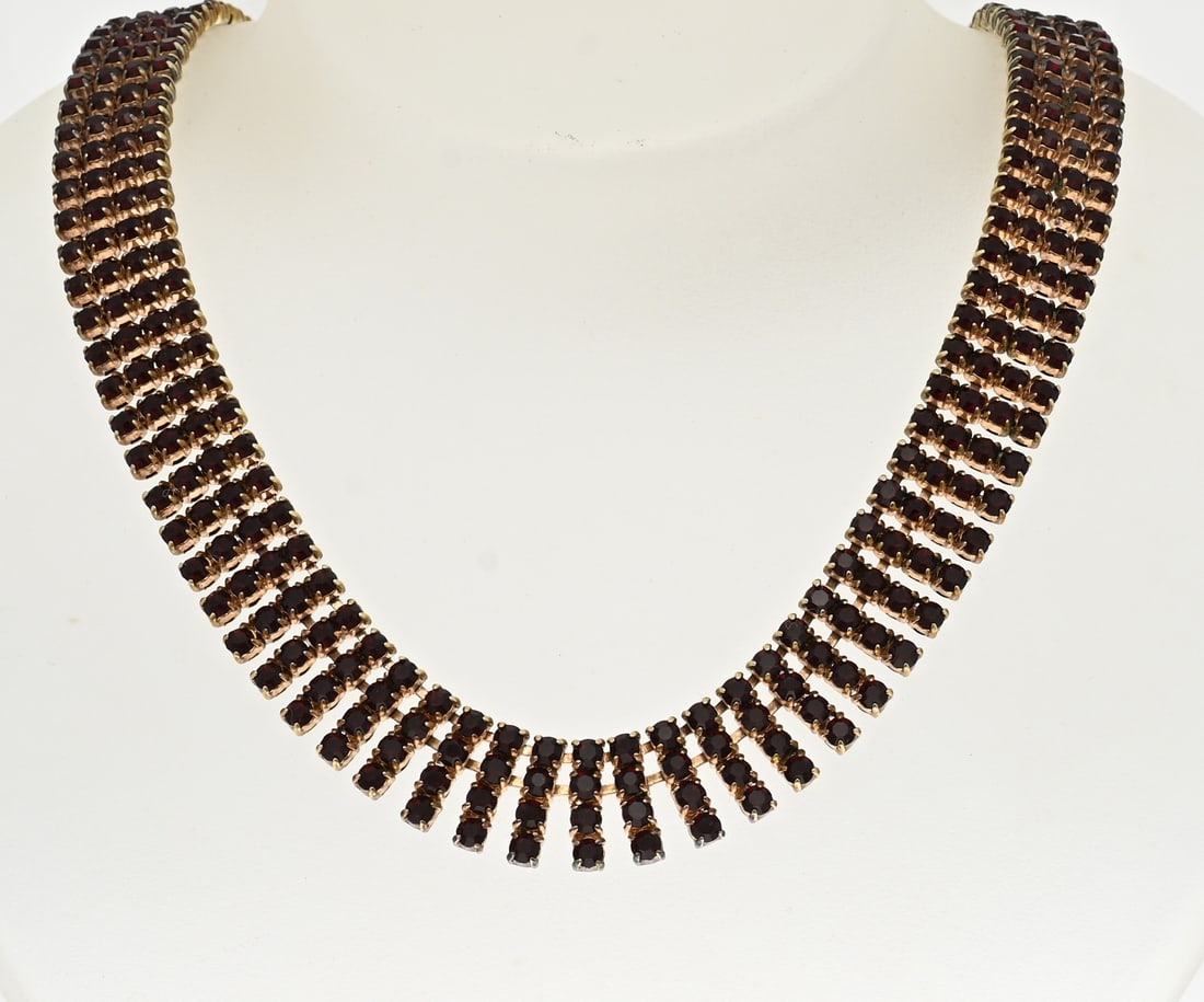 Choker with garnet: Double choker with garnets. Choker with links with 4 rows of garnets. Width 14 mm. Length 41-47 cm. In good condition.