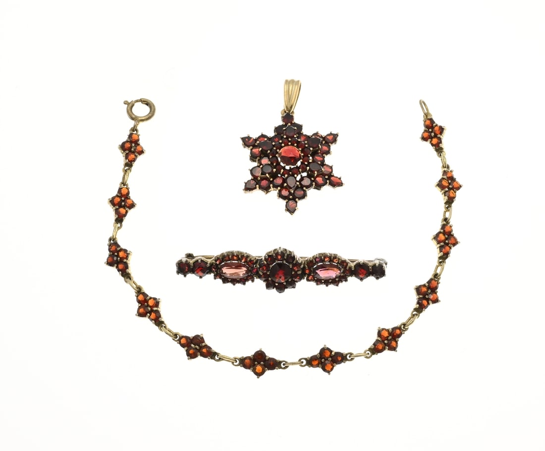 3 Jewelry with garnet: Three jewels with garnet, a double brooch and pendant and a silver plated bracelet with garnet stones. In good condition.