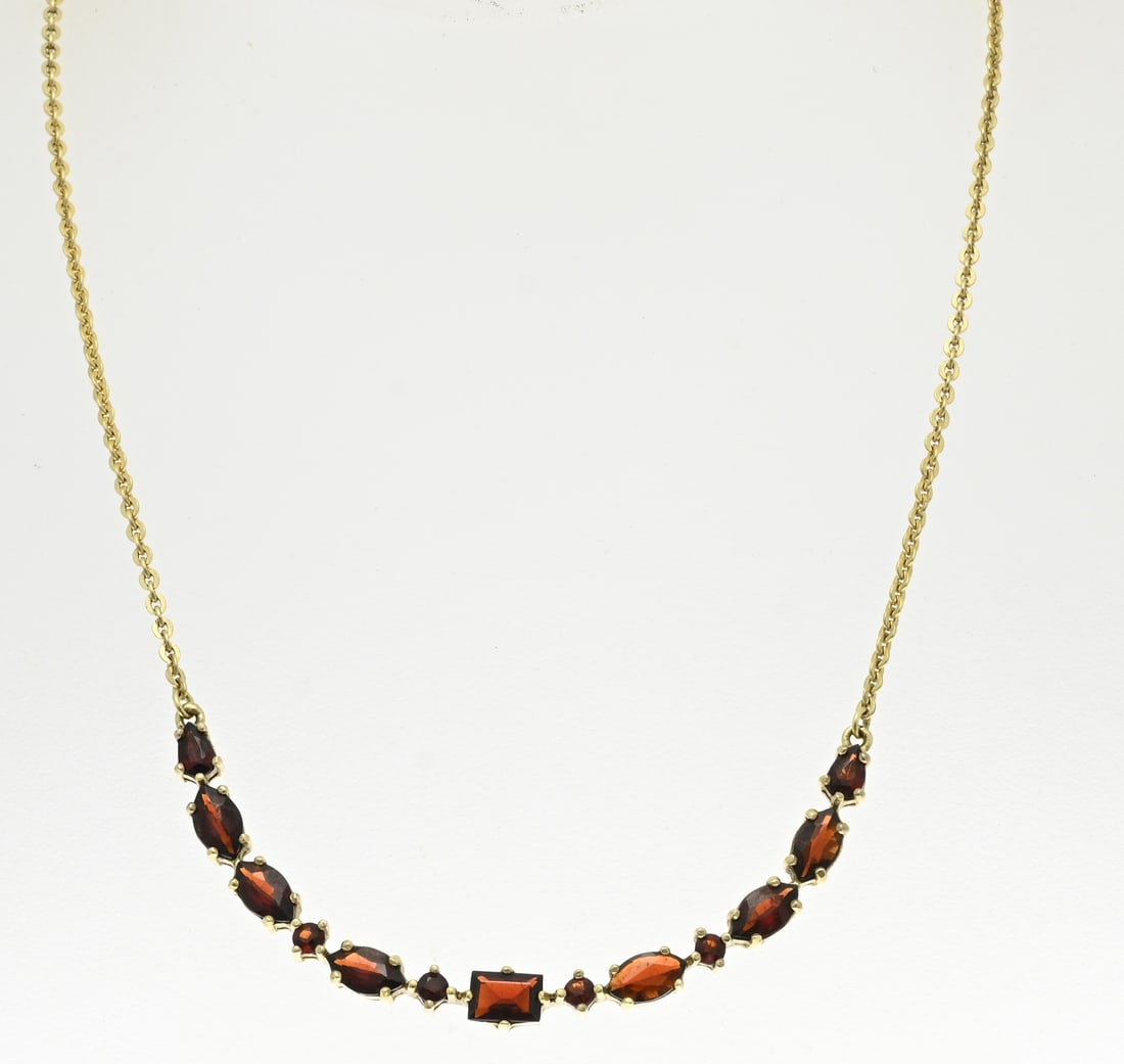 Choker with garnet: Beautiful silver plated choker, 835/000, with garnet. Fine anchor necklace with a semi-circular element set with different faceted garnet stones. approx. 42 cm. approx. 6.8 grams. As new.