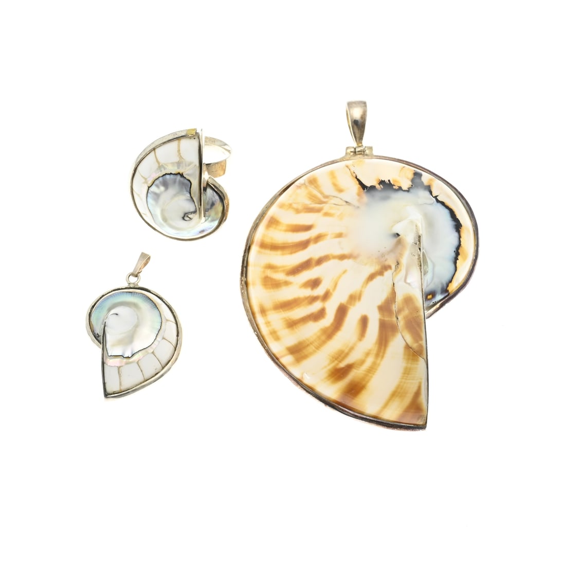 Lot of silver jewelry with shell, brown: Lot of silver jewelry, 925/000, with a large pendant with a large Nautilus tiger shell, 9 cm. and a smaller pendant and a ring with nautilus shell, 4 cm. and 3.5 cm. New. Total approx. 59 grams.