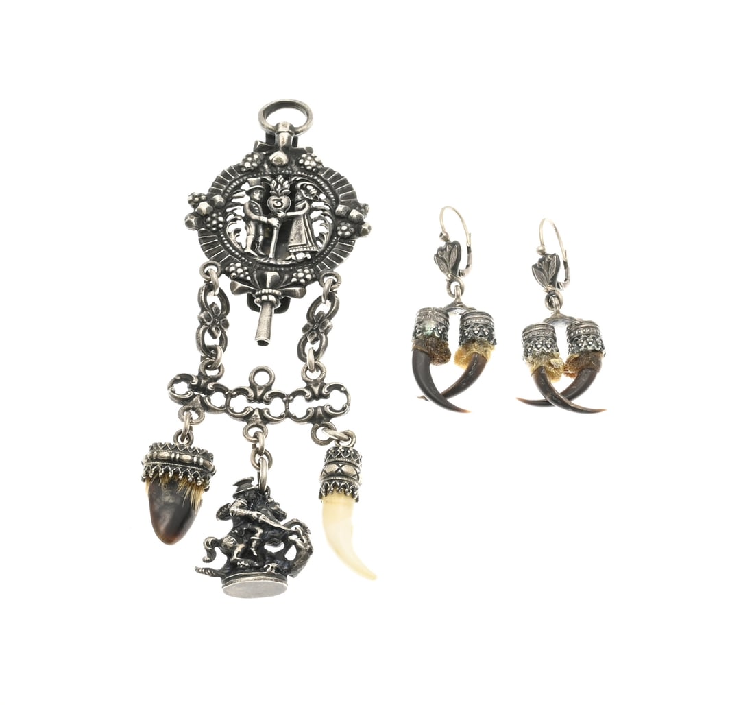 Silver hunting trophy brooch with earrings: Silver hunting trophy, with a trouser hook and a pair of earrings. Trouser hook with a key with a representation of a married couple. And with 3 pendants with stamp, tooth and nail. 13 cm. And a pair